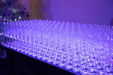 Masada şampanya bardağı, mavi renk ışıkları