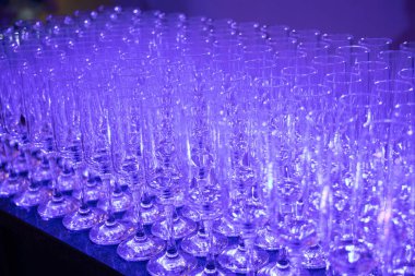 Masada şampanya bardağı, mavi renk ışıkları