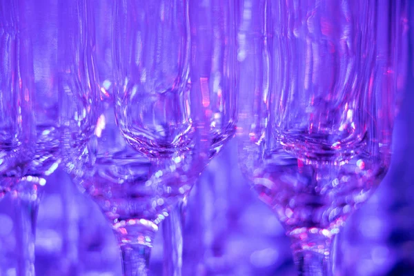 Bicchiere Champagne sul tavolo, luci di colore blu Foto Stock Royalty Free