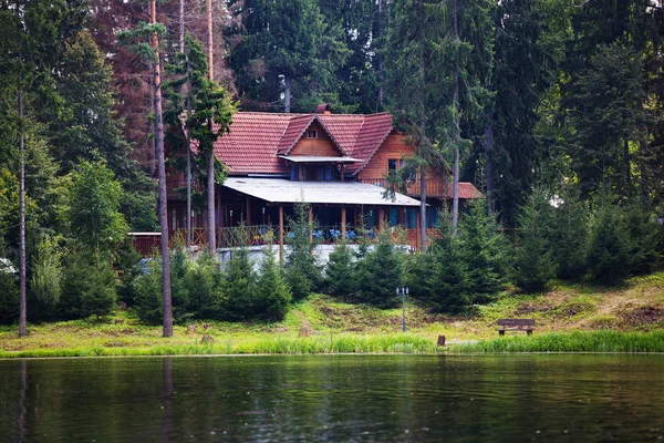 Dům vesnice jezero forrest zelená tráva — Stock fotografie