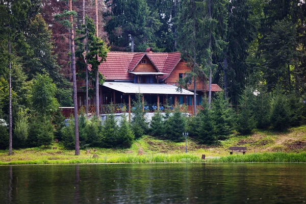 Maison village lac forêt herbe verte Images De Stock Libres De Droits