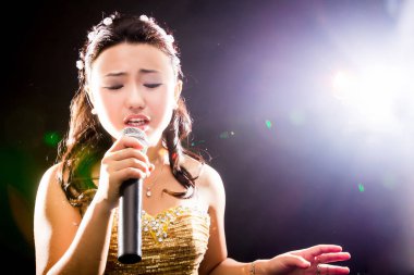 konser genç Asyalı şarkıcı kızın
