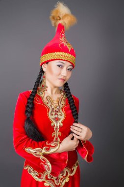 Güzel kazak kadın Ulusal kırmızı kostüm.
