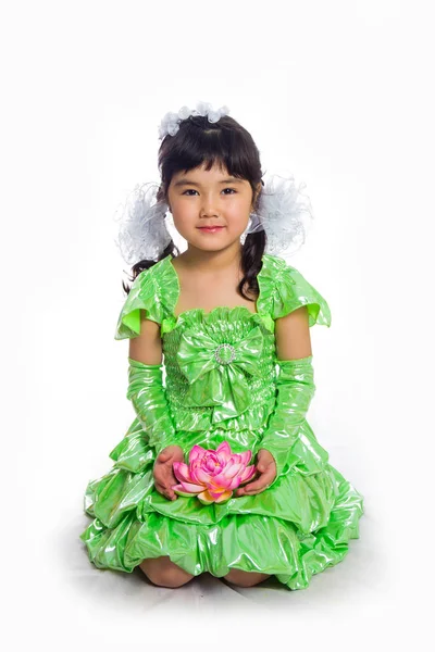 Kazachski Dziewczyna Lat Zielonej Sukni Całej Długości Izolacji Białym Tle — Zdjęcie stockowe