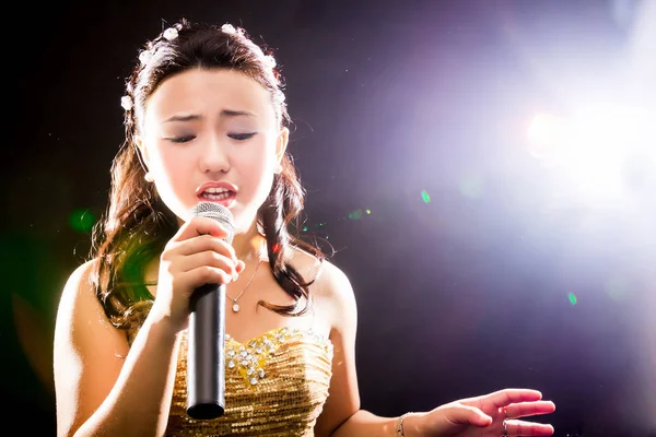 Konser Genç Asyalı Şarkıcı Kızın — Stok fotoğraf