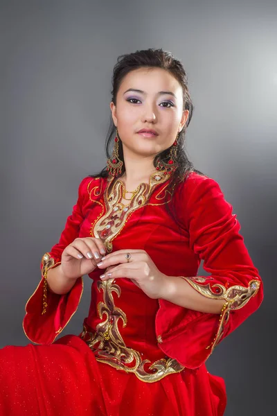 Bella Donna Kazakh Costume Rosso Nazionale — Foto Stock