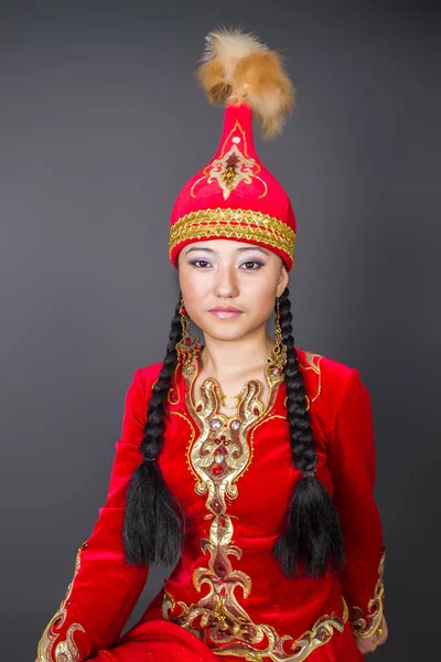Bella Donna Kazakh Costume Rosso Nazionale — Foto Stock
