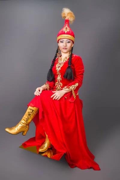 Vackra Kazakiska Kvinna Folkdräkt Röd — Stockfoto