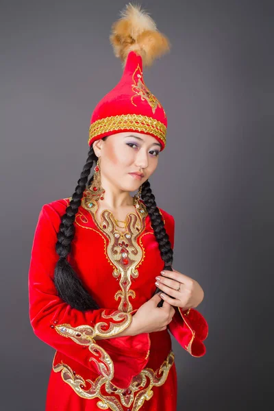 Vackra Kazakiska Kvinna Folkdräkt Röd — Stockfoto