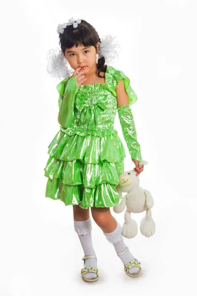 グリーンのドレスは 完全な長さの 年のカザフスタン女の子 白い背景に分離 ロイヤリティフリーのストック写真