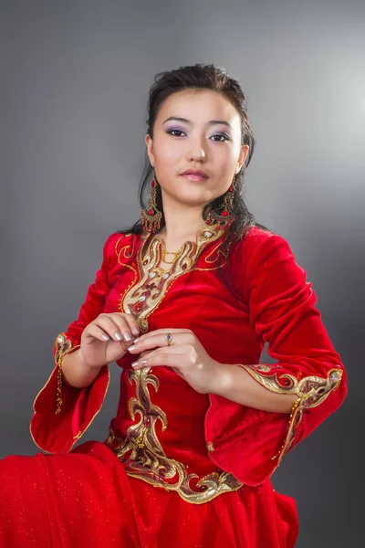 赤の民族衣装の美しい女性のカザフ語 ストックフォト