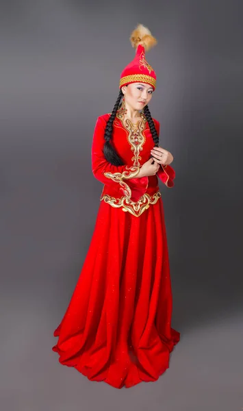 Mooie Vrouw Van Kazachs Nationale Rode Kostuum Stockfoto