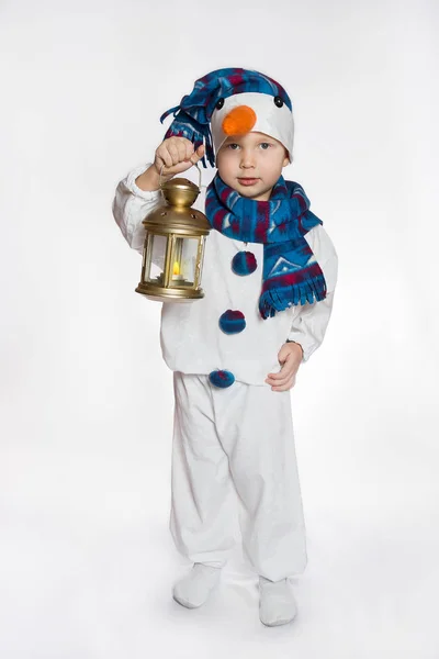 雪だるまのカーニバルの衣装の少年 スタンドは 白い背景で隔離の手を保持します — ストック写真