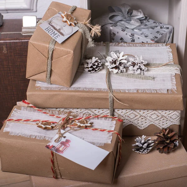 Handgemachte Weihnachtsgeschenke Papier Gewickelt Stockbild