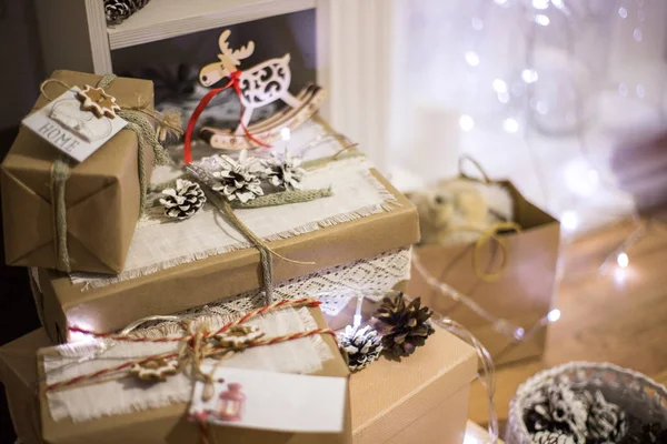 Handgemachte Weihnachtsgeschenke Papier Gewickelt lizenzfreie Stockfotos