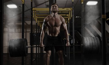 Deadlift. Kaslı adam egzersiz halter ile 