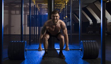 Deadlift. Kaslı adam egzersiz halter ile 