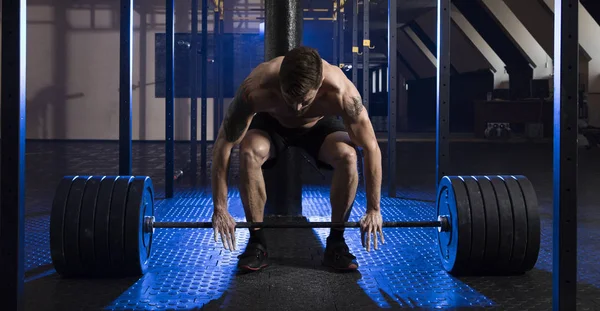 デッドリフト。バーベルで筋肉の男のトレーニング — ストック写真