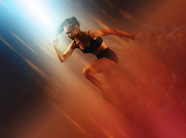 Sprinter Kobieta Pozostawiając Zaczynając Wybuchające Start — Zdjęcie stockowe