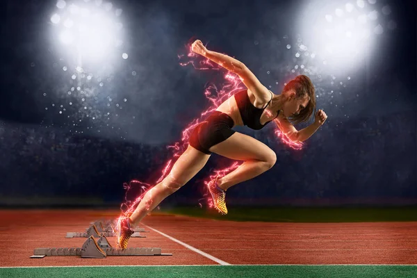 Mujer Velocista Dejando Bloques Salida Pista Atletismo Comienzo Explosión — Foto de Stock