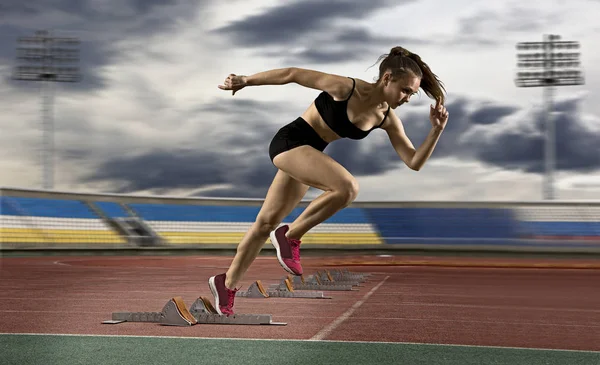 Mujer Velocista Dejando Bloques Salida Pista Atletismo Comienzo Explosión — Foto de Stock