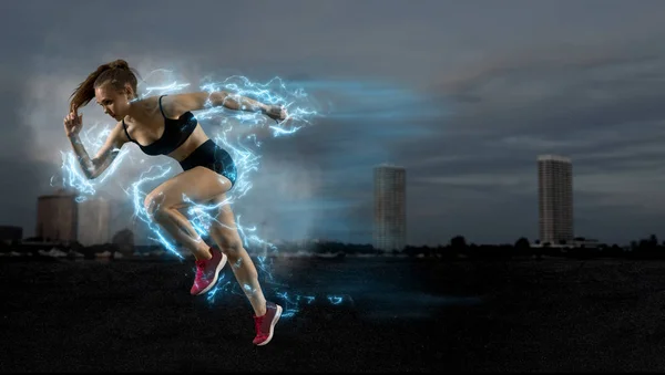 Donna Velocista Lasciando Blocchi Partenza Sulla Pista Atletica Esplodere Inizio — Foto Stock