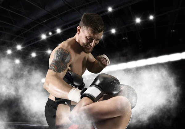 黒い背景にボクシングの つのプロのボクサー — ストック写真