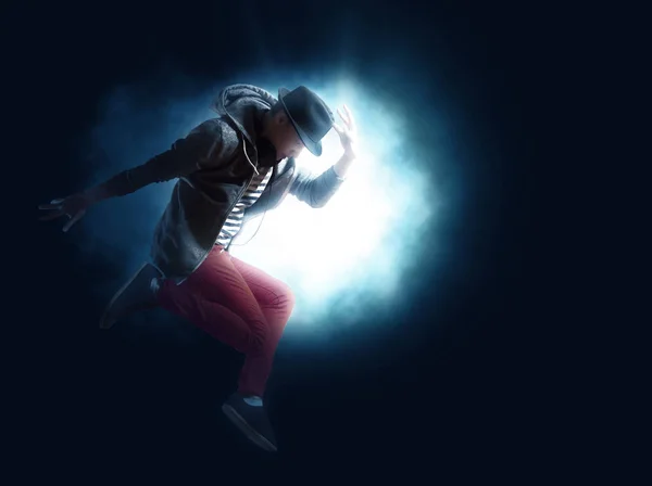 Adam Break Dans Karanlık Işık Arka Plan Üzerinde — Stok fotoğraf