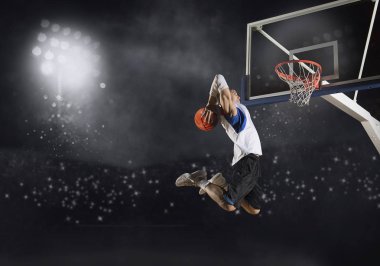 Basketbolcu eylem içinde jimnastik salonu