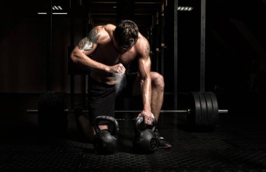 Kaslı adam egzersiz kettlebell vasıl jimnastik salonu ile