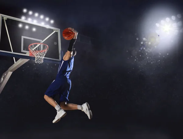 Basketbalista Akci Tělocvičně — Stock fotografie