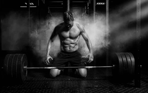 Gespierde man training met barbell — Stockfoto