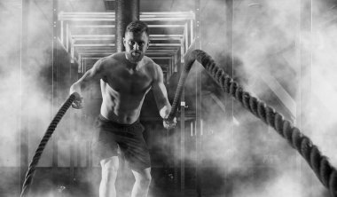 Savaş ipleri vasıl jimnastik salonu ile çalışma dışarı adam