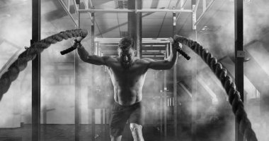 Savaş ipleri vasıl jimnastik salonu ile çalışma dışarı adam