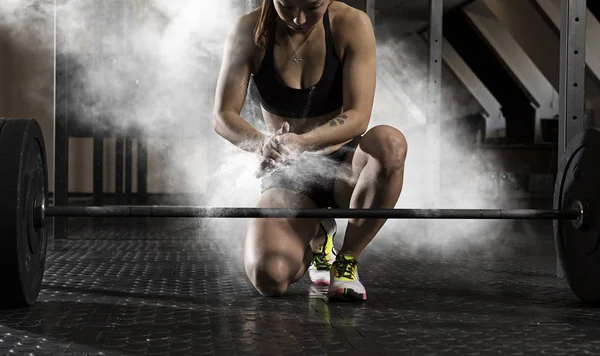 Kvinna Klappa Händer Och Förbereda Sig För Träning Ett Gym — Stockfoto