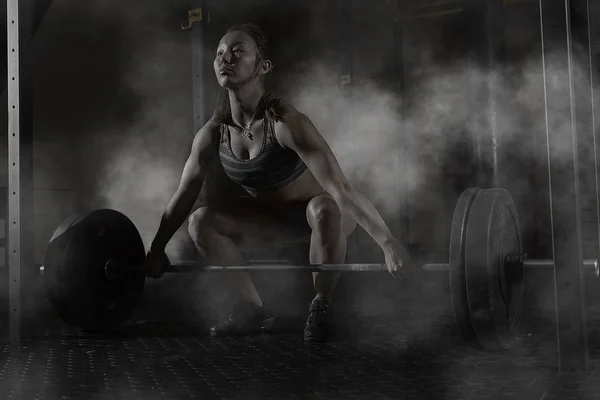 ジムでバーベルで筋肉女性ワークアウトの肖像画 Crossfit スタイル — ストック写真