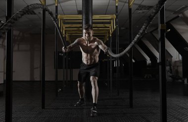 Savaş ipleri vasıl jimnastik salonu ile çalışma dışarı adam