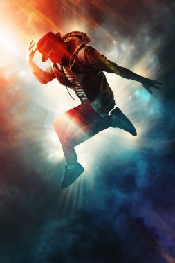 Break dans duman arka plan üzerinde genç adam