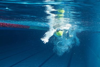 Yüzme havuzunda genç adam. Sualtı