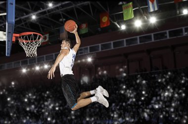 Basketbolcu eylem içinde jimnastik salonu