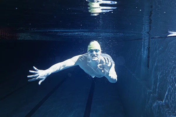 Молодой Человек Бассейне Подводный Мир — стоковое фото