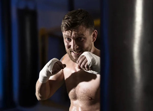ボクシングのパンチングで男性のボクサー — ストック写真