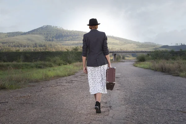 Donne Con Valigia Viaggio Vintage Alla Vecchia Strada — Foto Stock