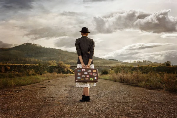 Vintage Seyahat Bavul Eski Road Kadınlarla Eski Görüntü Stili Fotoğraf — Stok fotoğraf