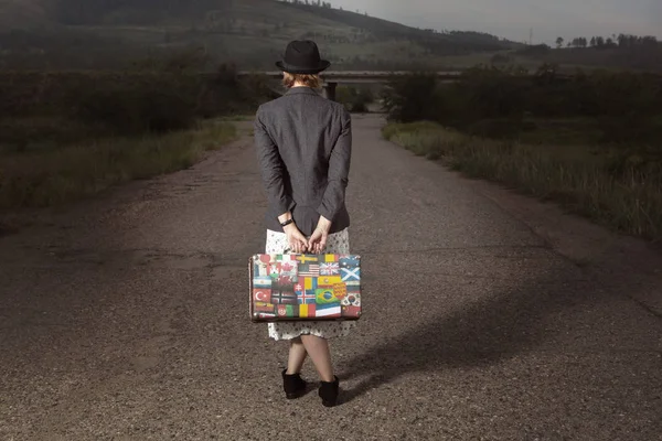 Mujer Con Maleta Viaje Vintage Camino Viejo —  Fotos de Stock