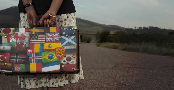 Femme Avec Valise Voyage Vintage Ancienne Route — Photo