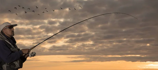 Риболовля Обертається Заході Сонця Силует Рибалки — стокове фото