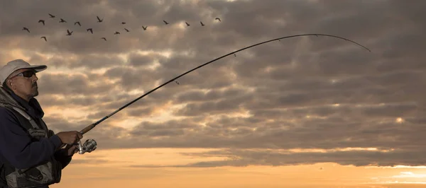 Fischerei Spinnen Bei Sonnenuntergang Silhouette Eines Fischers — Stockfoto