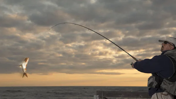 Fiske Spinning Solnedgången Silhuetten Fiskare — Stockfoto