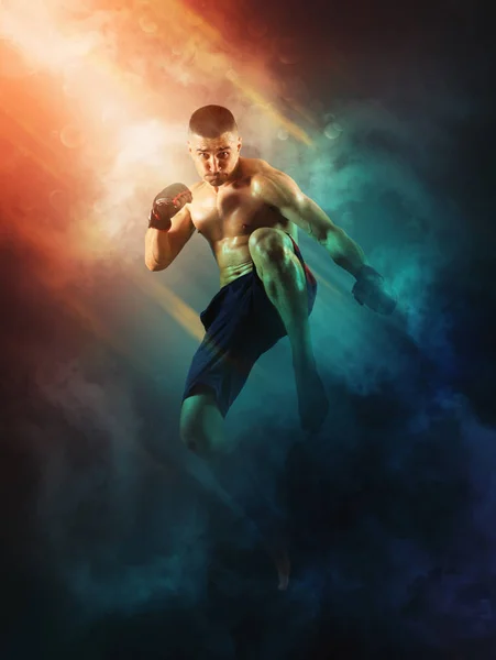MMA férfi harcos jumping — Stock Fotó